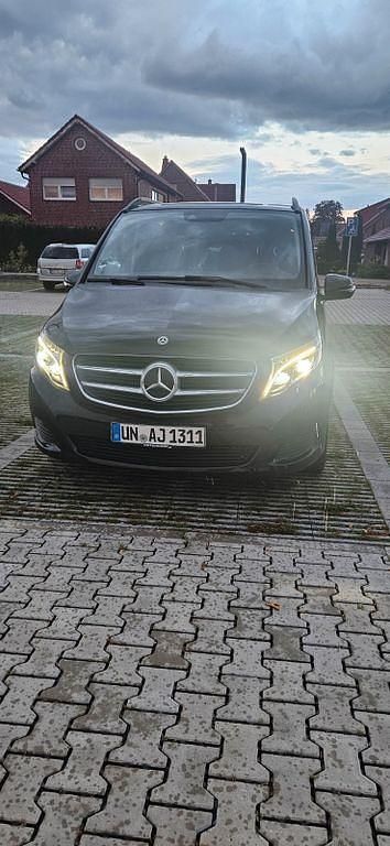 Schwarz Gebraucht 2018 Mercedes V220 Edition Van / Kleinbus | 37.500 € (Guter Preis) - Bild 1/4