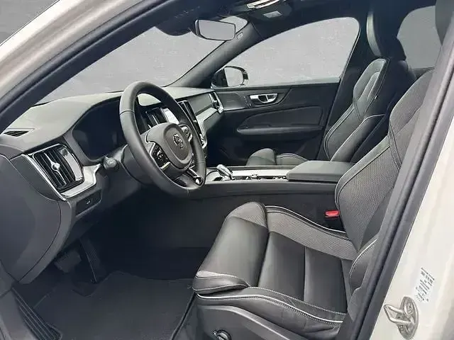Gebraucht Volvo V60 Plus 197 PS (144 kW) 2025 Crystal weiß perleffekt Kombi