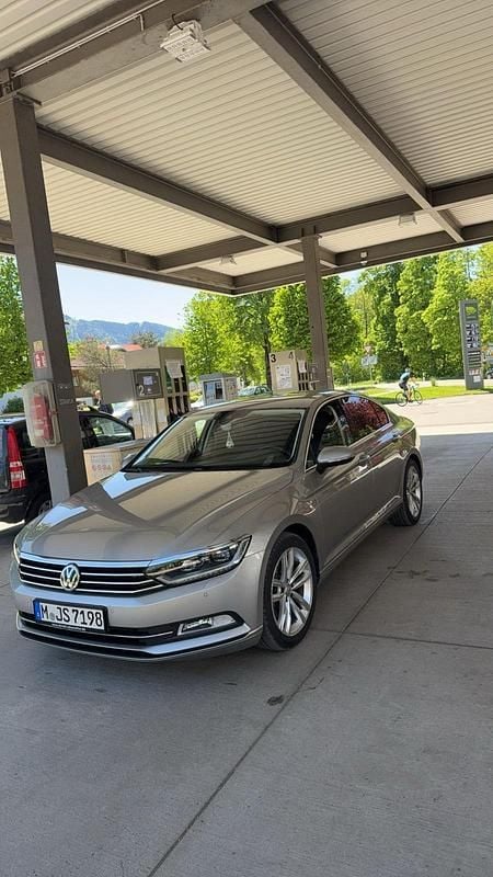 Grau Gebraucht 2015 VW Passat Limousine | 18.700 € (Fairer Preis) - Bild 1/4
