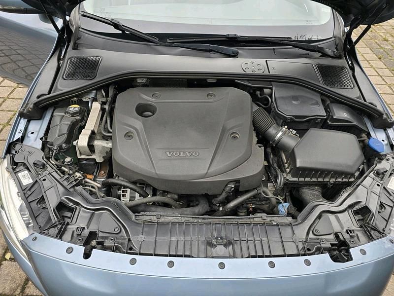 Gebraucht Volvo V60 150 PS (110 kW) 2017 Grün Kombi