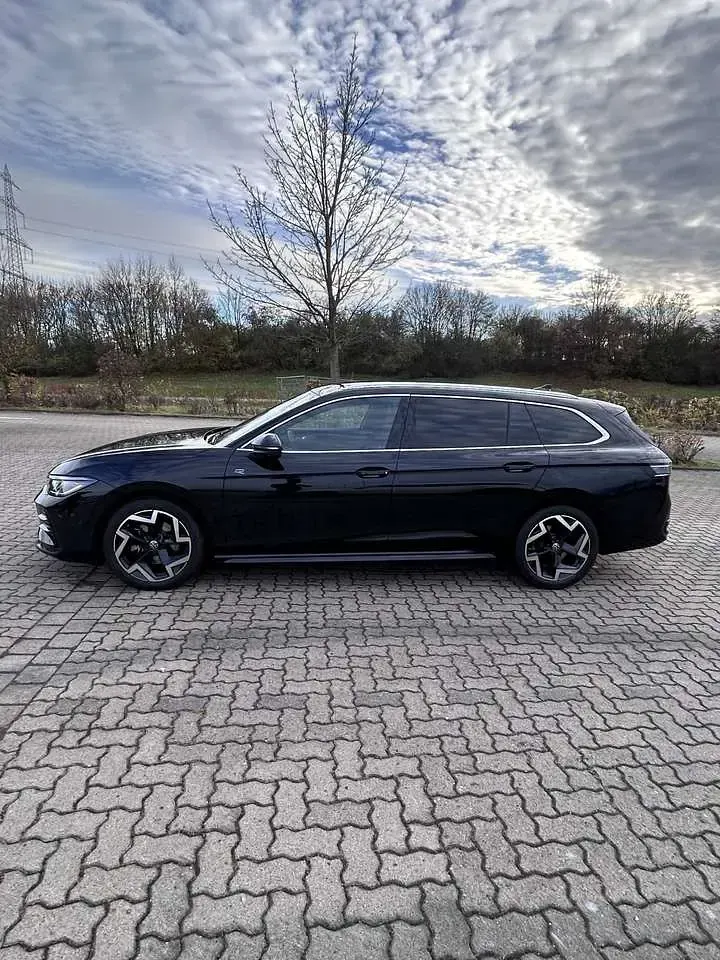 Gebraucht VW Passat R-line 150 PS (110 kW) 2024 Schwarz Kombi