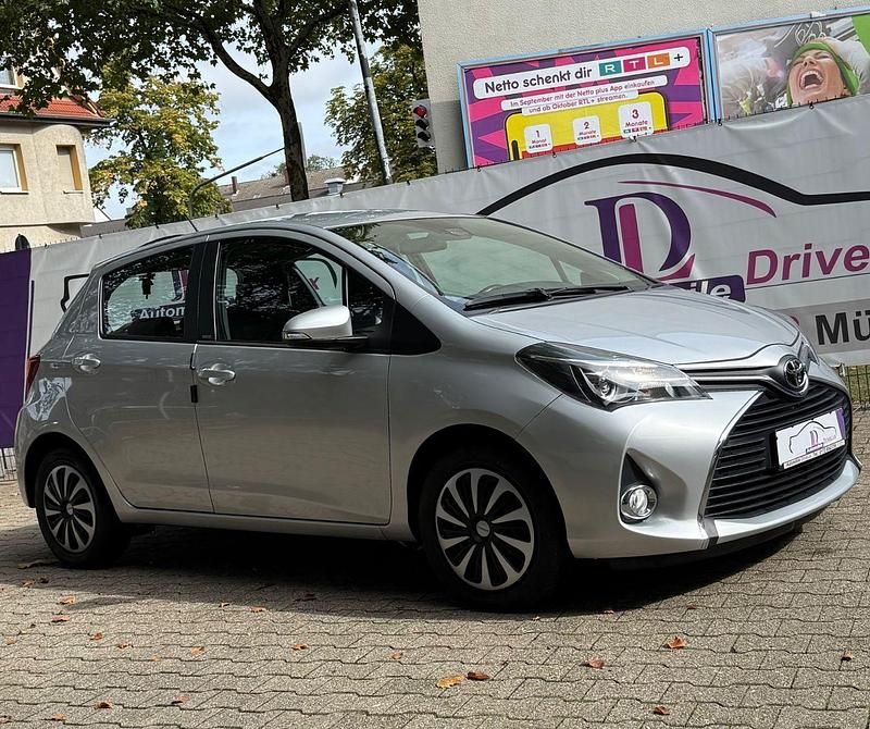 Silber Gebraucht 2016 Toyota Yaris Edition-S Kleinwagen | 9.999 € (Fairer Preis) - Bild 1/4