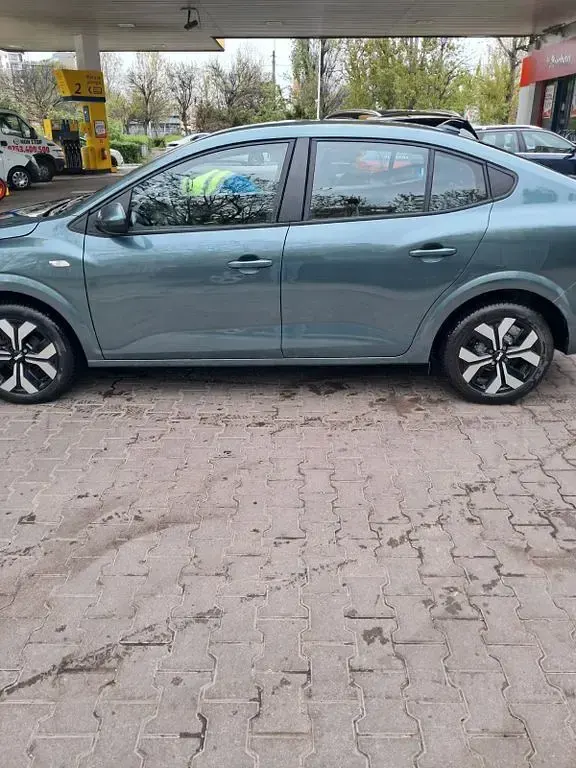 Używany Dacia Logan 90 KM (66 kW) 2024 Zielony Sedan/Limuzyna