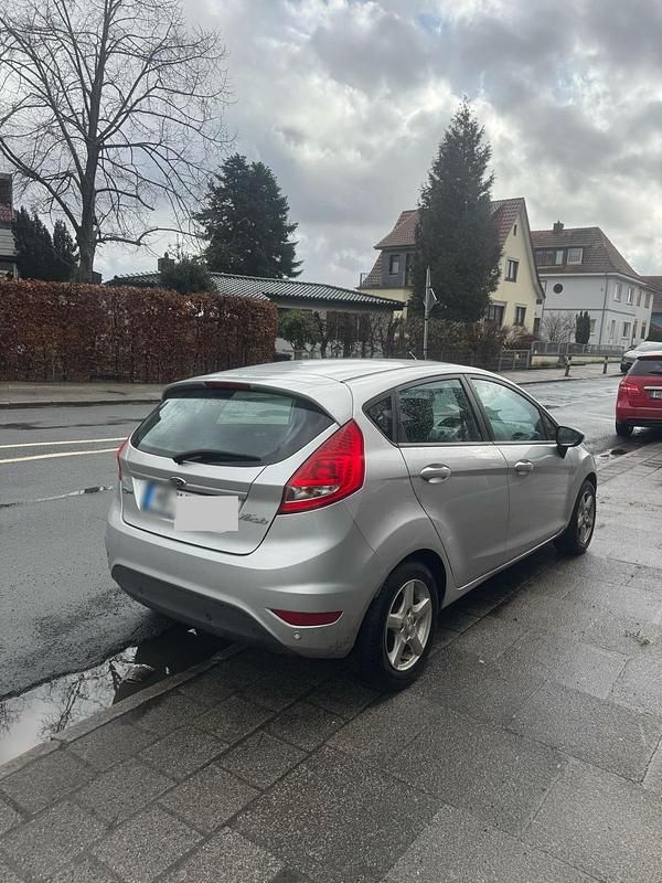 Gebraucht Ford Fiesta 95 PS (69 kW) 2011 Silber Kleinwagen