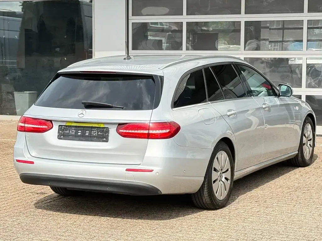 Usado Mercedes E220 194 CV (142 kW) 2020 Plateado Familiar