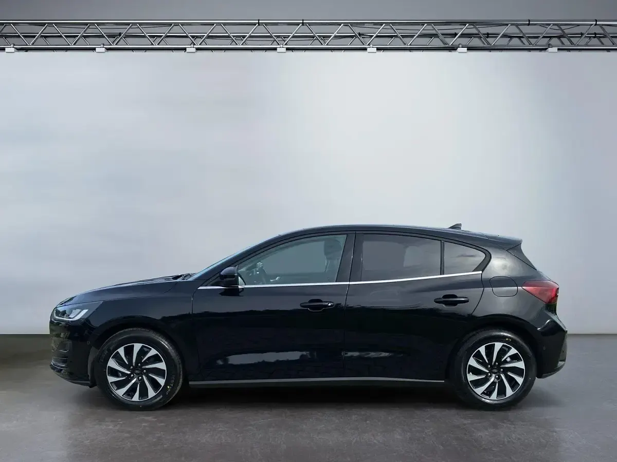 Neu Ford Focus Titanium 155 PS (114 kW) 2025 Agate black Limousine