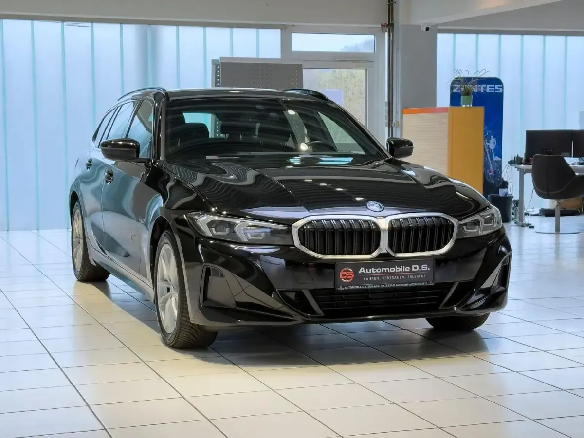 Gebraucht BMW 320e Shadowline 163 PS (119 kW) 2023 Schwarz Kombi
