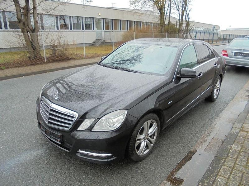 Gebraucht Mercedes E220 Avantgarde 170 PS (125 kW) 2011 Schwarz Limousine