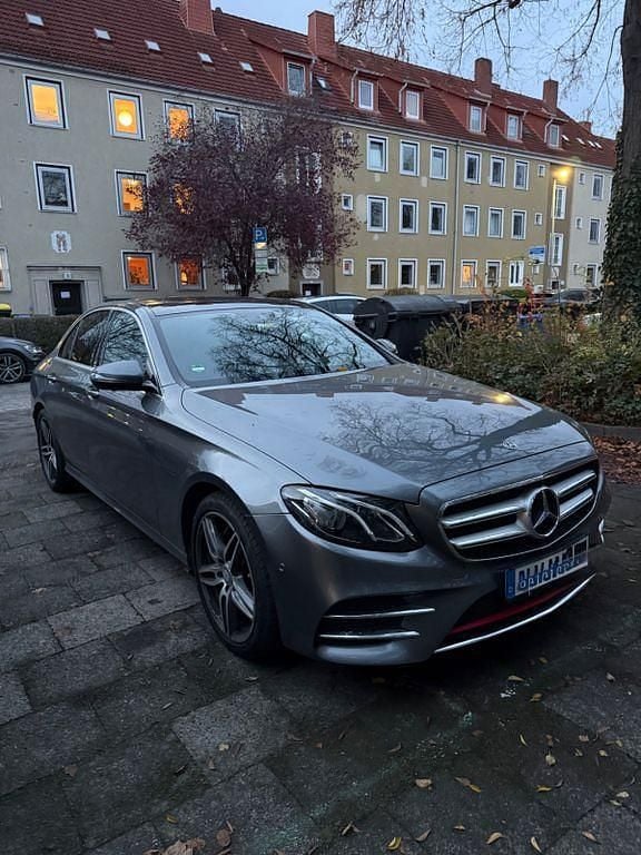 Grau Gebraucht 2017 Mercedes E200 AMG line Limousine | 22.999 € (Guter Preis) - Bild 1/4