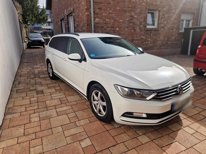 Gebraucht VW Passat 150 PS (110 kW) 2019 Weiß Kombi