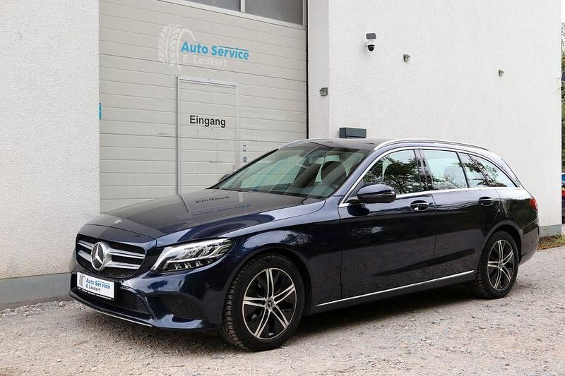 Cavansitblau metallic Gebraucht 2019 Mercedes C180 Avantgarde Kombi | 17.944 € (Superpreis) - Bild 1/4