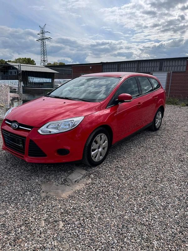 Rot Gebraucht 2011 Ford Focus Kombi | 3.000 € (Superpreis) - Bild 1/4