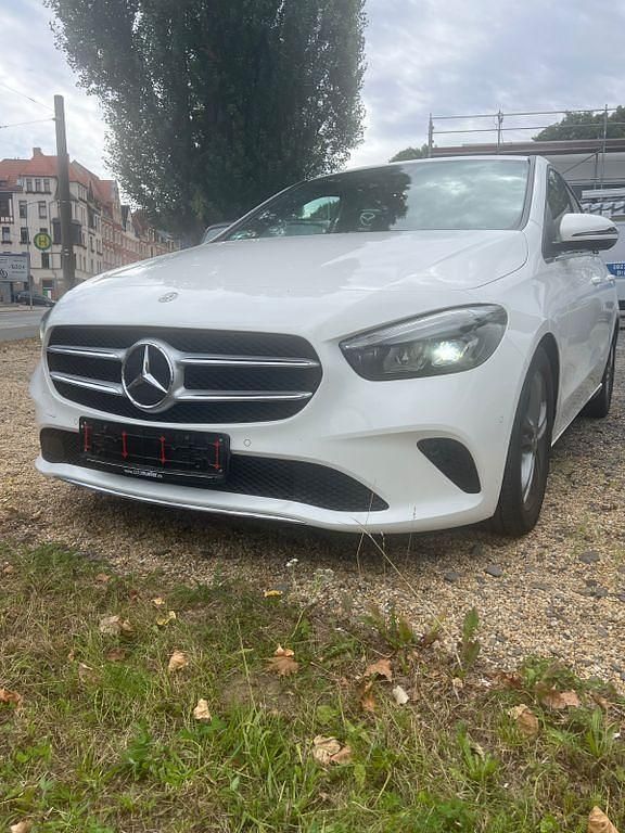 Weiß Gebraucht 2021 Mercedes B180 Van / Kleinbus | 18.500 € (Superpreis) - Bild 1/4