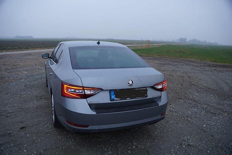 Gebraucht Skoda Superb Style 150 PS (110 kW) 2015 Grau Limousine