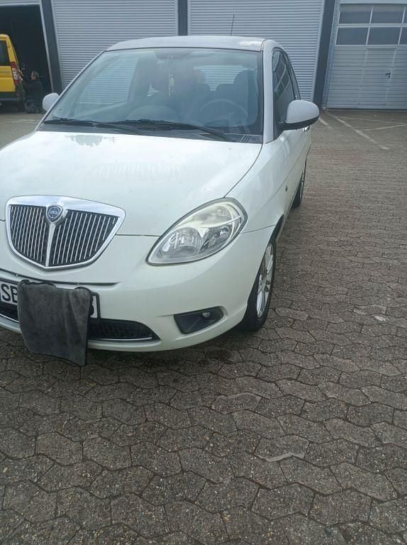 Gebraucht Lancia Ypsilon 97 PS (71 kW) 2010 Weiß Kleinwagen