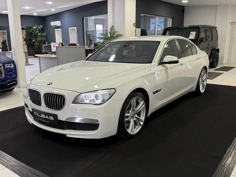 Weiß Gebraucht 2012 BMW 750 M Sport Limousine | 21.900 € (Etwas zu teuer) - Bild 1/4