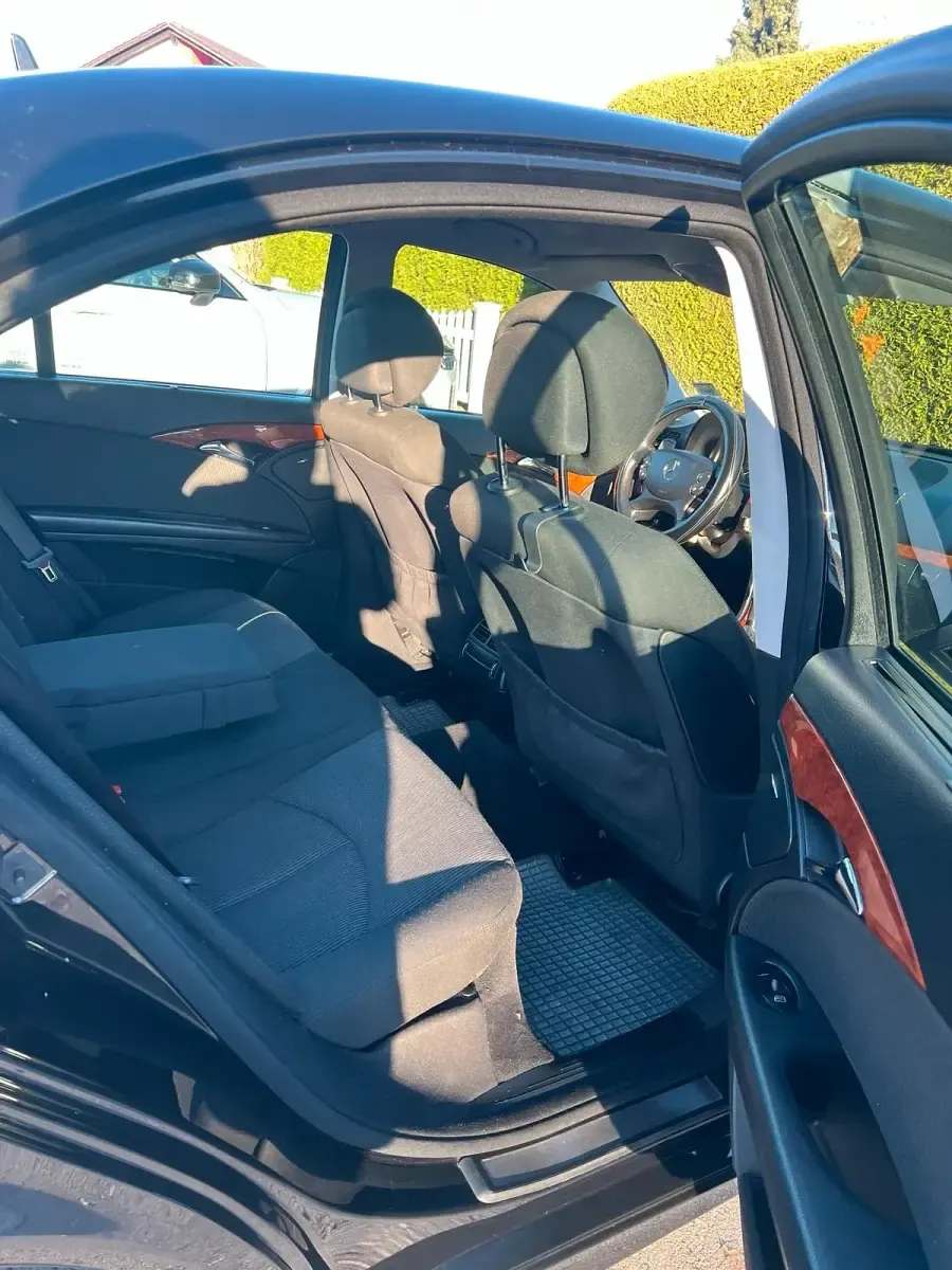 Second-hand Mercedes E220 170 CP (125 kW) 2006 Negru Berlinǎ