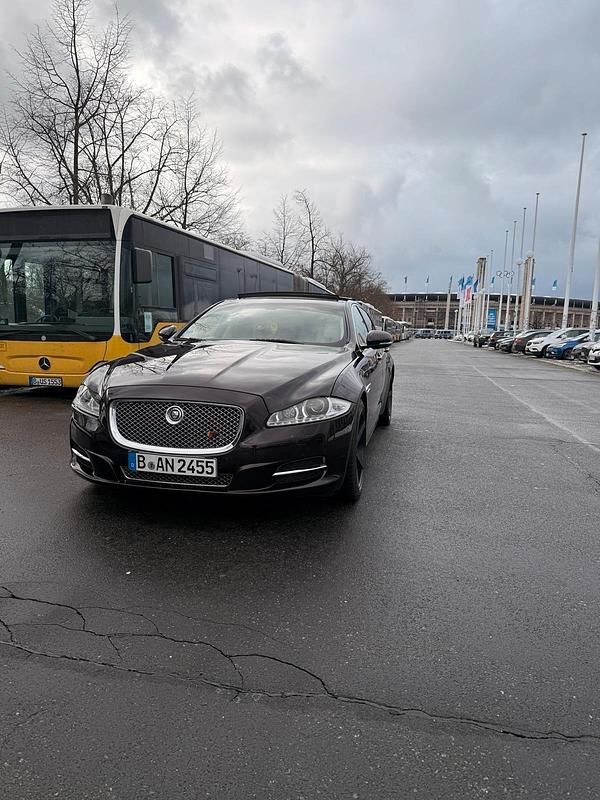 Gebraucht Jaguar XJ 275 PS (202 kW) 2011 Rot Limousine