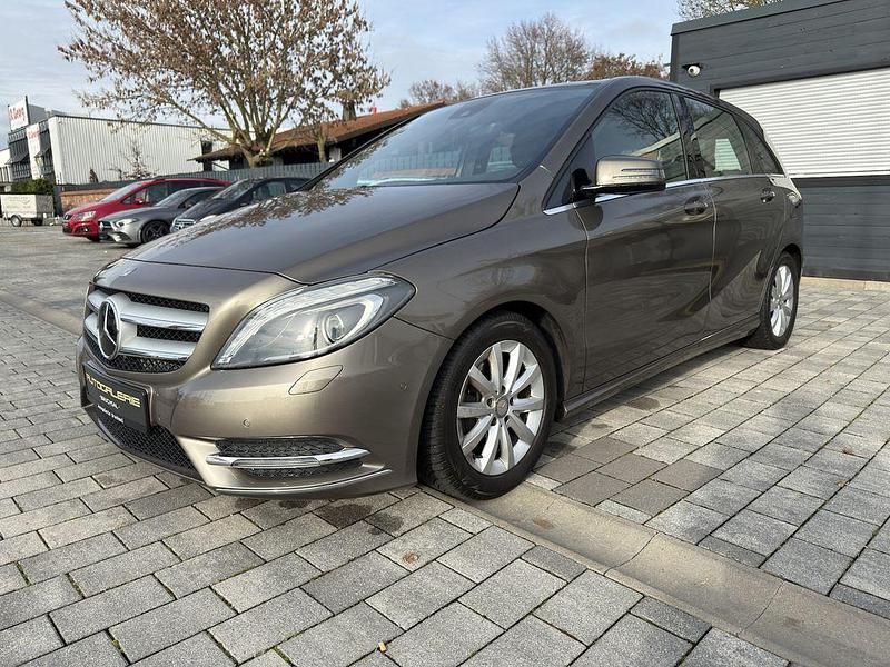 Grau Gebraucht 2013 Mercedes B200 Van / Kleinbus | 11.998 € (Fairer Preis) - Bild 1/4
