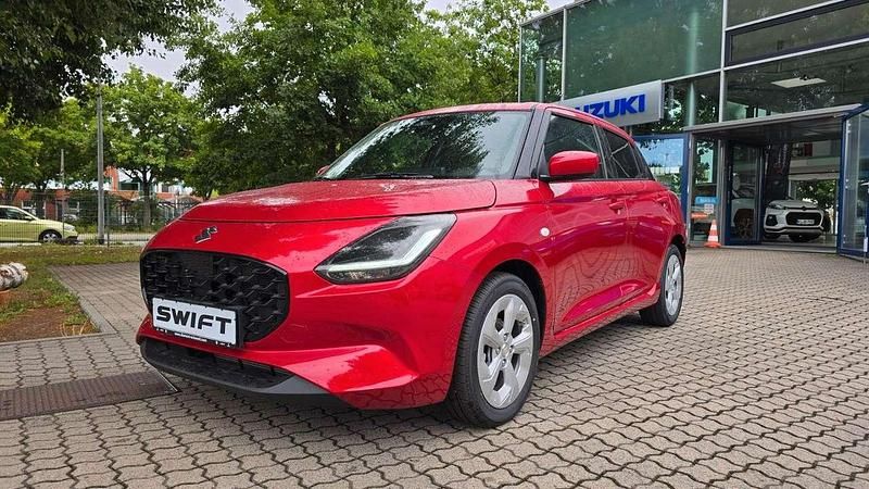 Burning red pearl Neu 2025 Suzuki Swift Comfort Kleinwagen | 20.750 € - Bild 1/4