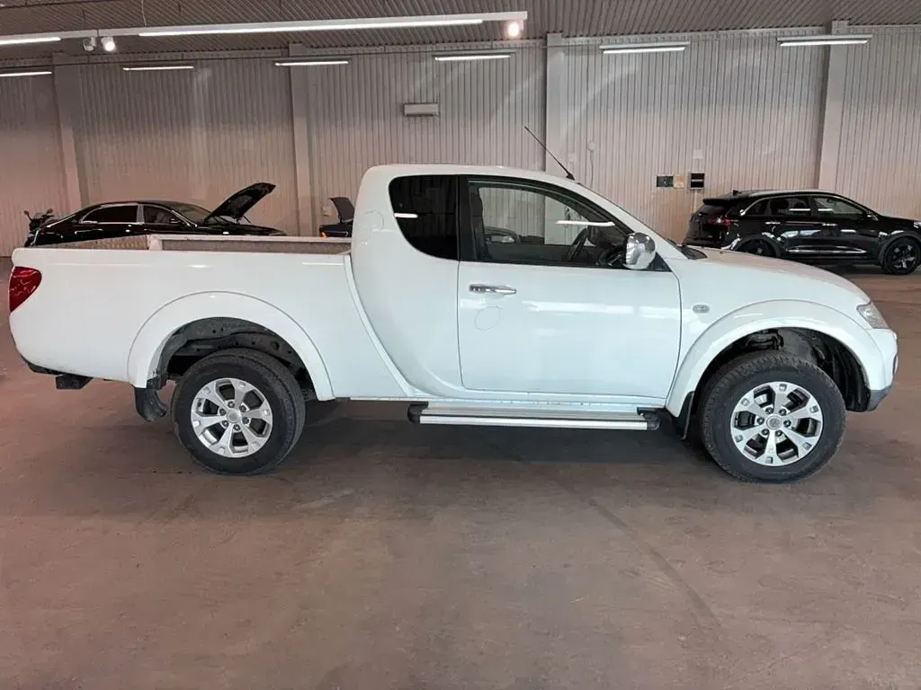 Gebraucht Mitsubishi L200 178 PS (130 kW) 2012 Weiß Pickup