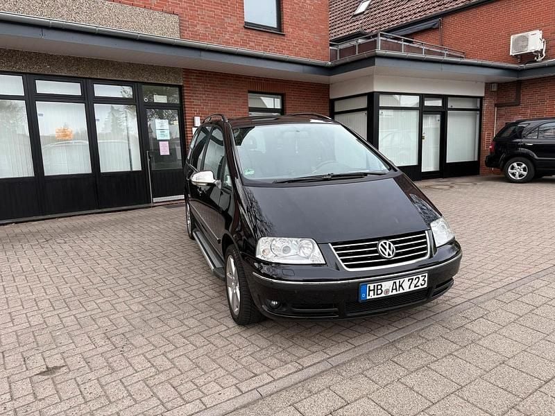 Second-hand VW Sharan 140 CP (102 kW) 2009 Negru Monovolum