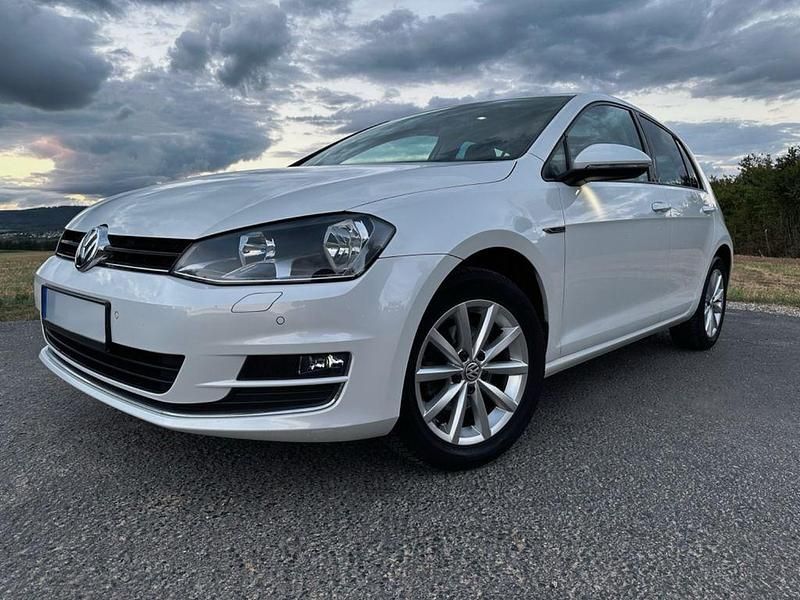 Weiß Gebraucht 2015 VW Golf VII LOUNGE Limousine | 11.899 € (Etwas zu teuer) - Bild 1/4