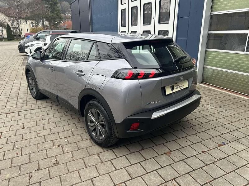 Gebraucht Peugeot e-2008 Active 100 kW (136 PS) 2023 Artense silber metallic SUV