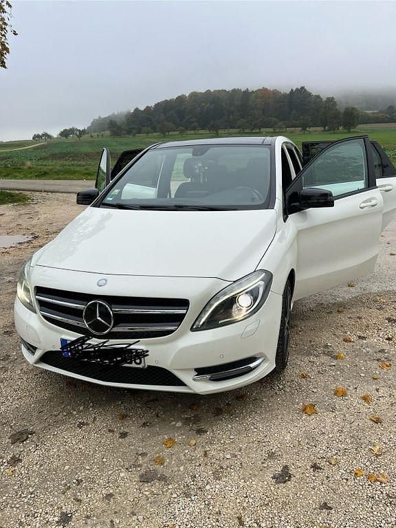 Gebraucht Mercedes B200 156 PS (114 kW) 2013 Weiß Van / Kleinbus