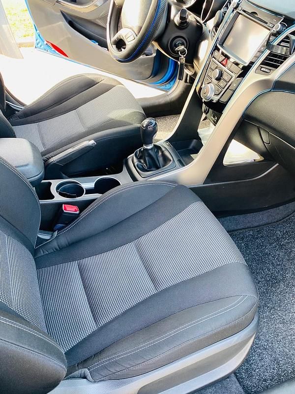 Gebraucht Hyundai i30 Premium 110 PS (80 kW) 2017 Blau Kombi