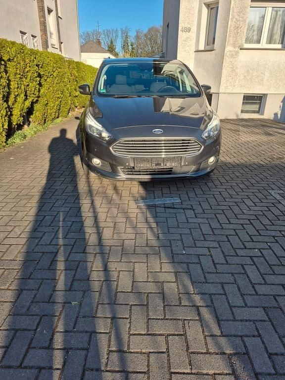 Gebraucht Ford S-MAX Titanium 190 PS (139 kW) 2019 Braun Van / Kleinbus