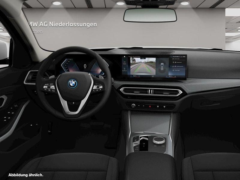 Gebraucht BMW 330e 184 PS (135 kW) 2023 Weiß Kombi