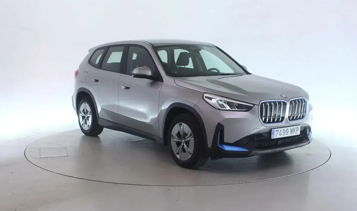 Gebraucht BMW iX1 233 kW (317 PS) 2023 Space silver metallic SUV