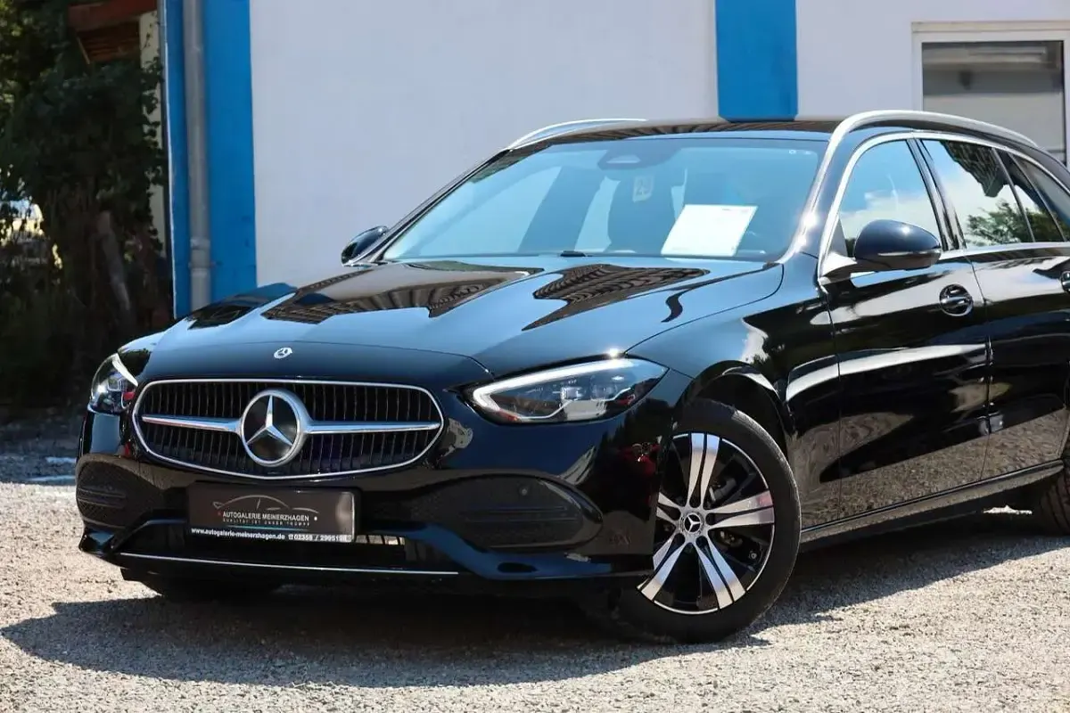 Gebraucht Mercedes C200 Avantgarde 163 PS (119 kW) 2025 Schwarz Limousine
