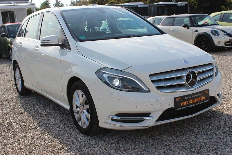 Weiß Gebraucht 2014 Mercedes B180 Edition 1 Van / Kleinbus | 9.600 € (Fairer Preis) - Bild 1/4