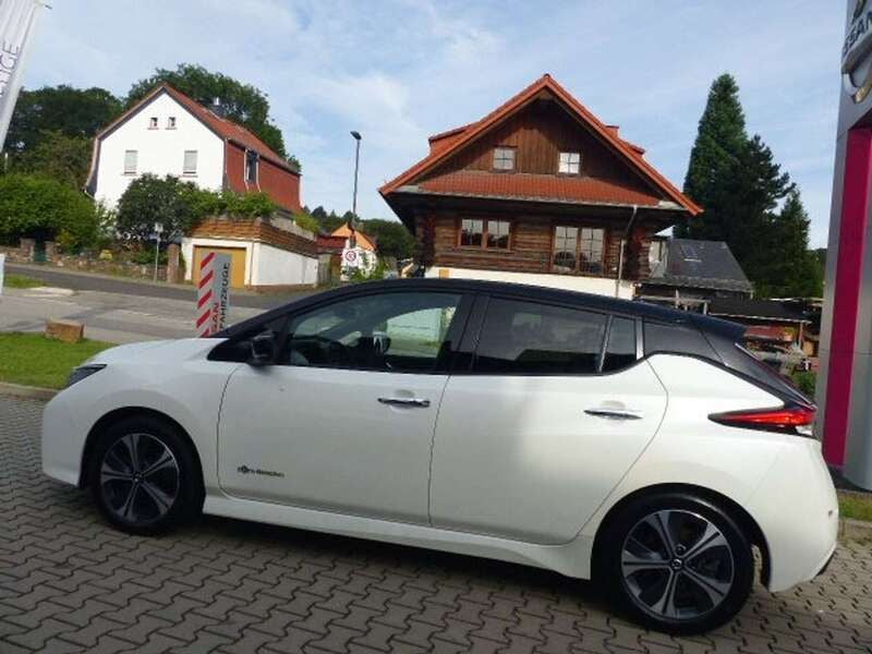 Gebraucht Nissan Leaf Tekna 110 kW (150 PS) 2019 Pearl white/black m Kleinwagen