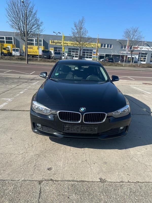 Schwarz Gebraucht 2015 BMW 320 Kombi | 9.990 € (Superpreis) - Bild 1/4
