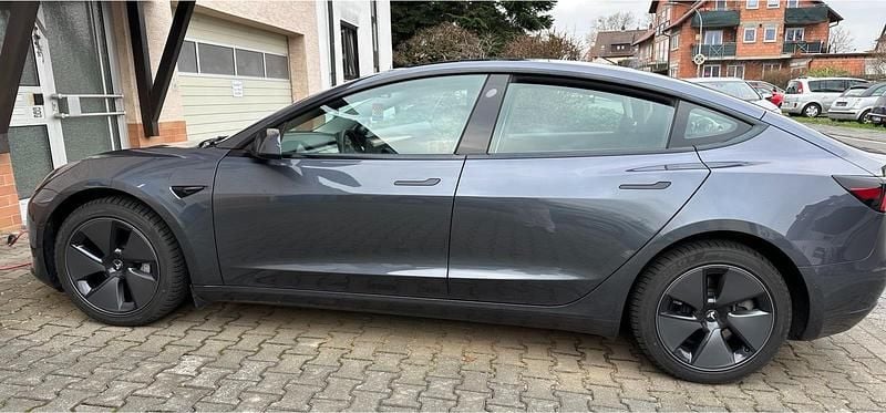 Grau Gebraucht 2022 Tesla Model 3 Limousine | 24.000 € (Superpreis) - Bild 1/4
