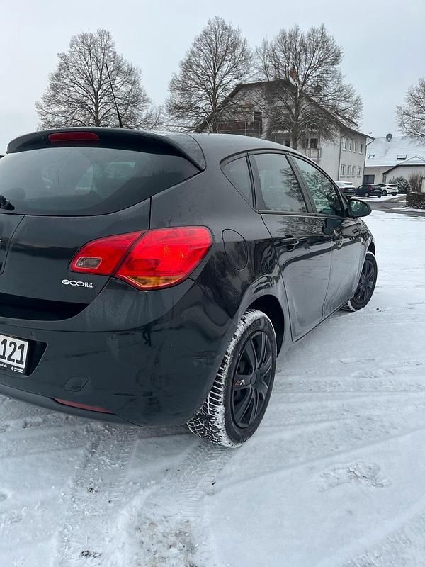 Gebraucht Opel Astra 101 PS (74 kW) 2011 Schwarz Kleinwagen