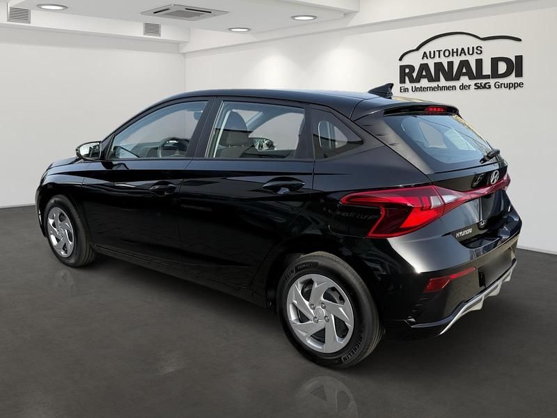 Neu Hyundai i20 Select 101 PS (74 kW) 2025 Phantom black (schwarz) Kleinwagen