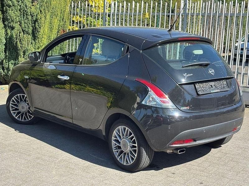 Second-hand Lancia Ypsilon 69 CP (50 kW) 2012 Negru Hatchback