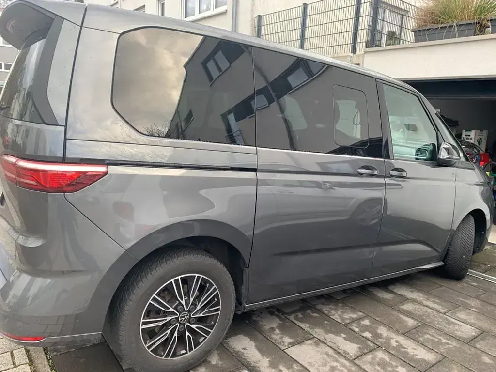 Gebraucht VW Multivan Life 150 PS (110 kW) 2023 Grau Van / Kleinbus