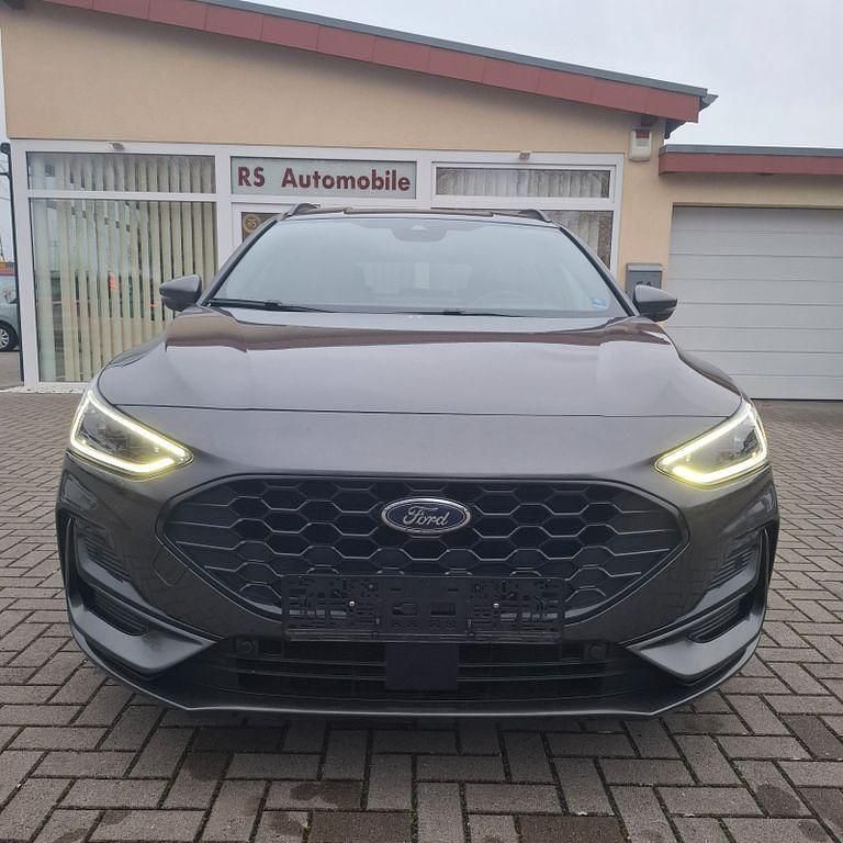 Grau Gebraucht 2023 Ford Focus ST-Line X Limousine | 22.500 € (Fairer Preis) - Bild 1/4