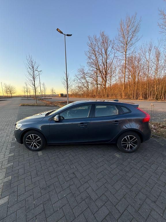 Gebraucht Volvo V40 Momentum 150 PS (110 kW) 2018 Blau Limousine
