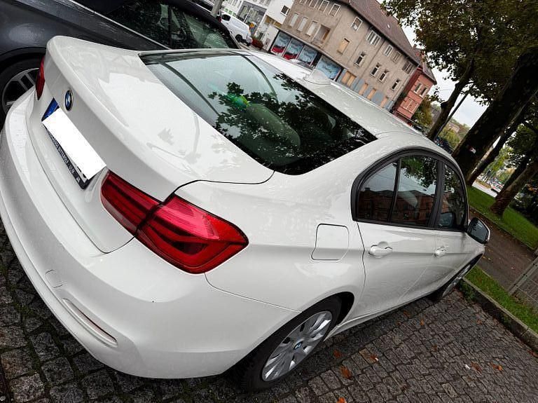 Weiß Gebraucht 2016 BMW 318 Limousine | 9.000 € (Guter Preis) - Bild 1/4