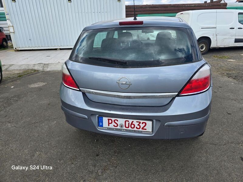 Second-hand Opel Astra Elegance 105 CP (77 kW) 2004 Argintiu Berlinǎ