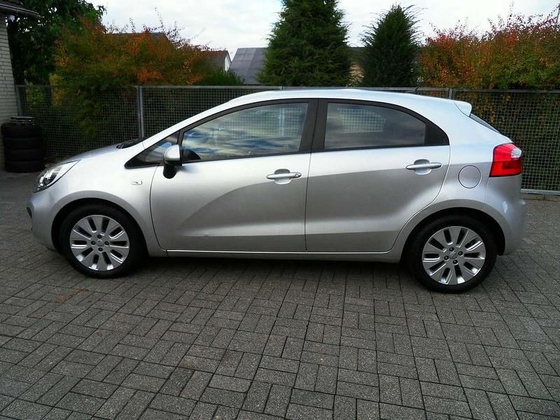 Bright silver Gebraucht 2013 Kia Rio Edition 7 Kleinwagen | 6.850 € (Fairer Preis) - Bild 1/4