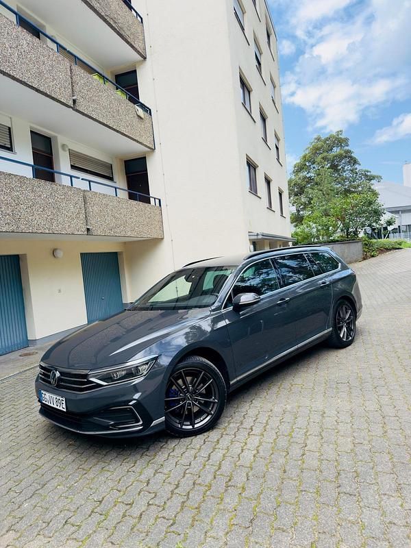 Grau Gebraucht 2021 VW Passat GTE Kombi | 23.000 € (Teuer) - Bild 1/4