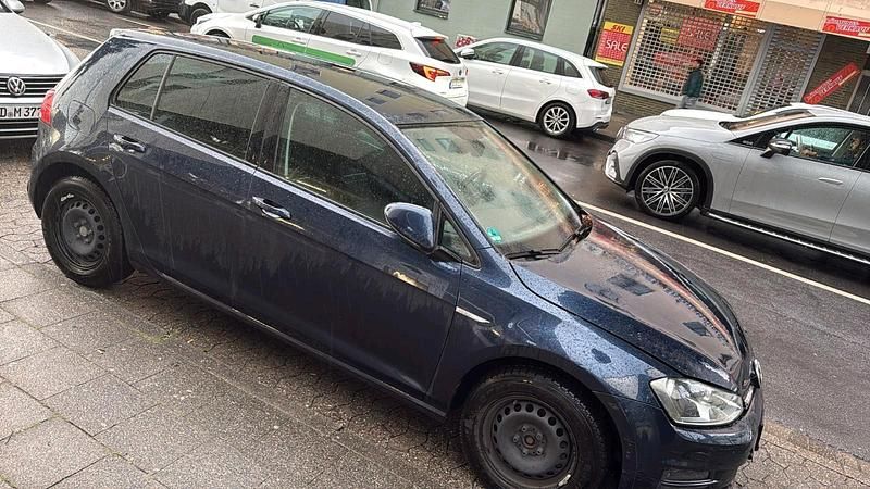 Blau Gebraucht 2015 VW Golf VII Trendline Limousine | 4.450 € (Superpreis) - Bild 1/4