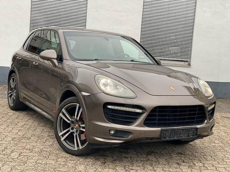 Braun Gebraucht 2014 Porsche Cayenne GTS Chrono SUV | 22.900 € (Fairer Preis) - Bild 1/4